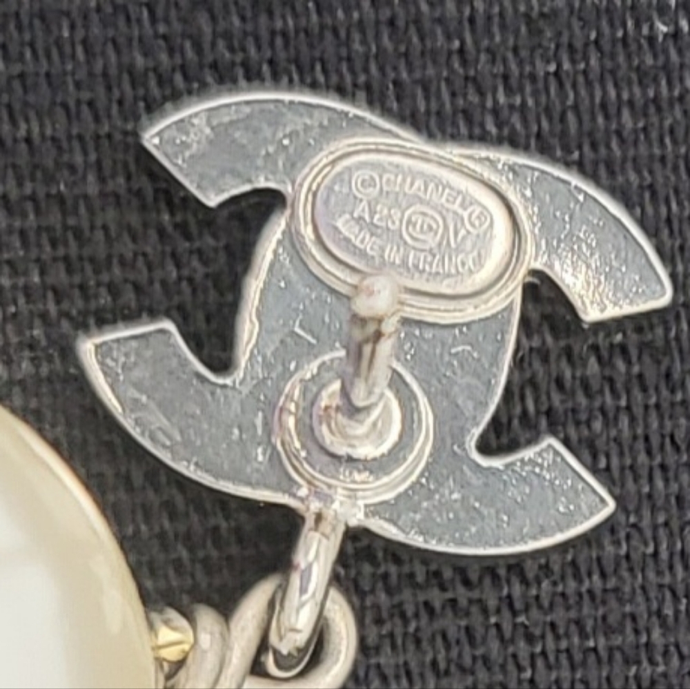 Brand new authentic Chanel crystal cc with pearl earrings - Picture 8 of 17